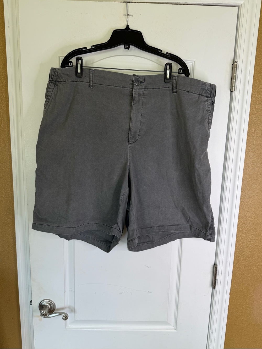 Old Navy Plus Size OG Gray Wash Flat Front Chino Shorts. Size 3X